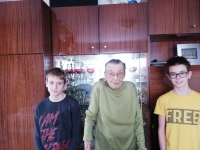 Zdeňka Halounová s žákovským týmem během nahrávání pro projekt Příběhy našich sousedů, 2023