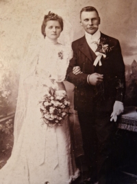 Svatební fotografie prarodičů Josefa a Josefy Kyvalových