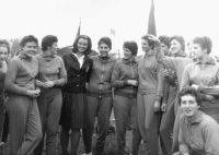 Věra Hrabáková (čtvrtá zprava) na předolympijských hrách v Tokiu v roce 1963. Zcela vlevo je část tváře Věry Čáslavské, uprostřed stojí Olga Fikotová – Connolyová, olympijská vítězka v disku z letní olympiády 1956.