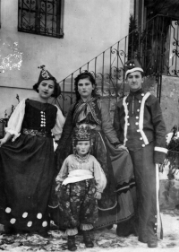 Sultana Gawlik's mother Aleksandra (centre), carnival in Argos Orestiko, Greece, 1940