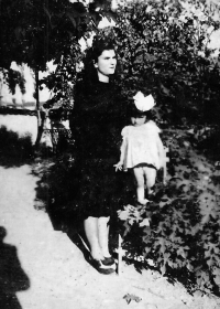 Sultana Gawliková s matkou Aleksandrou Mavranza, Řecko, kolem roku 1946