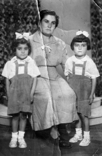 Sultana Gawliková (vpravo) s tetou a její dcerou Olgou, Klokočov u Vítkova, kolem roku 1950