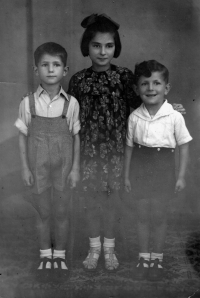 Sultana Gawliková (Mavranza) s mladšími bratry, vpravo nevlastní bratr Spiros, vlevo vlastní bratr Jorgos, Polsko, kolem roku 1953