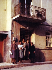Sultana Gawliková (druhá zleva) s tetou a sestřenicí, Argos Orestiko, Řecko, asi 1985