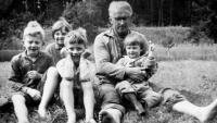 Petr Holub uprostřed se sourozenci a otcem