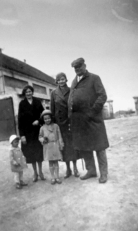 Praděda Petra Holuba Josef Šrámek s dcerami a vnučkami