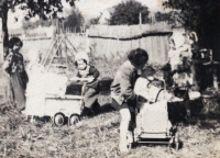 Ludmila Jahnová with children in kindergarten / Leskovec nad Moravicí / about 1954