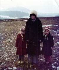 Ludmila Jahnová s dcerami Petrou a Pavlou / Leskovec nad Moravicí / 1978