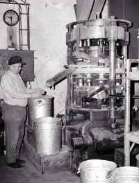 Otec Ludmily Jahnové Vojtěch Ezechýl v lisovně nových hmot / Leskovec nad Moravicí / 1987