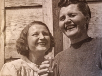 S matkou Jiřinou Bodečkovou (vpravo)