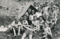 Jindřich Matoušek s přáteli na dětském táboře