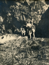 Jindřich Matoušek (vpravo) s přáteli