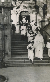 Jindřich Matoušek (in the middle of the stairs on the right next to Father Urban) as an altar boy
