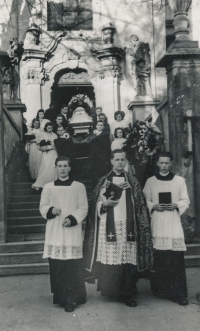 Jindřich Matoušek (vpravo dole) jako ministrant po boku pátera Urbana