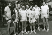 Na tenise (třetí zprava), 80. léta
