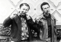 Výlet do stepi, vlevo velitel letky České Budějovice František Skalický, vpravo Vítězslav Nohel. Přeškolení pilotů na letouny MIG 23, výcvikové středisko SSSR Kazachstán, druhá polovina 70. let