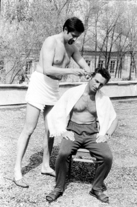 Vítězslav Nohel stříhán kolegou, přeškolení pilotů na letouny MIG 23, výcvikové středisko SSSR Kazachstán, druhá polovina 70. let