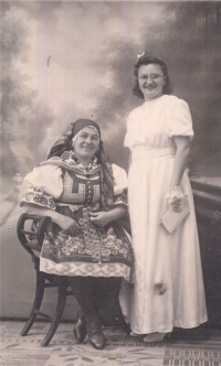 Anděla Plačková při biřmování ve Znojmě v roce 1948