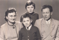 Anděla Plačková s dětmi a manželem v Dobrkovicích v roce 1962