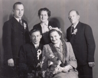 Svatební fotografie Anděly Plačkové s manželem Jaromírem (dole), nahoře zleva švagr, teta a tchán. Ve Zlíně v roce 1951
