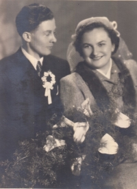 Anděla Plačková s manželem Jaromírem na svatební fotografii ze Zlína v roce 1951