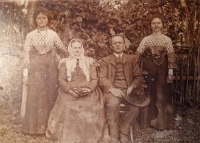 Barbora a František Vašíčkovi, praprarodiče Ireny Hyblerové, vlevo babička Josefa, vpravo teta Františka
