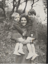 Oľga Domanická with her daughters Darinka and Olinka
