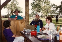 Rodinný piknik: zleva Marta Sturt (sedící), irský kamarád Sam, manžel Miroslav a jeho sestřenice z České republiky v devadesátých letech