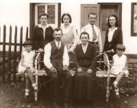 Zadní řada zleva: prateta Hanka (sestra Martiny babičky), teta Lola (sestra Martiny maminky), Martin tatínek Rudolf , maminka Marie, 
přední řada zleva: šestiletá sestra Marie, dědeček Alois, babička Johanna a tříletá Marta Sturt
