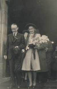 Svatba jejích rodičů Marie a Rudolfa Voříškových v roce 1945