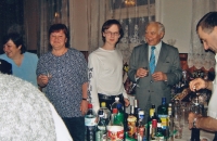Dcera, její kamarádka, syn sestřenice, Václav Kohout a zeť Karel Weber při rodinné oslavě
