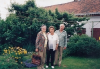 Manželka Anežka, sestřenice Růžena a Václav Kohout u svého domku v Chotěšově roku 1999