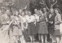 Společná fotografie sdruženců západního sboru v Plzni, na které je zcela vlevo syn faráře Ebenezera Ottera, Jiří Josef Otter, pravděpodobně v roce 1947