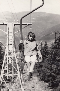 Jaroslava, dcera Václava Kohouta, v Krkonoších v roce 1967