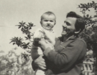 S tatínkem po jeho propuštění z vězení, cca 1962