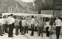 Zájezd zaměstnanců Automobilových závodů, n. p. v Mladé Boleslavi koncem 70. let 20. století. Vladimír Vlk stojí uprostřed