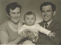 S rodiči po tatínkově propuštění z vězení, cca 1962