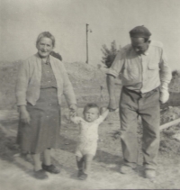 Jan Tomsa jako dítě s prarodiči Tomsovými z Bakova