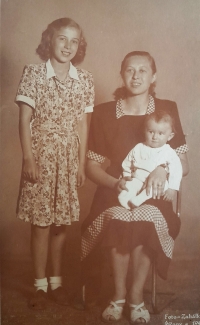 Marcela (vlevo) s tetou Jarkou, která drží Marcelina bratříčka, (nar. 1948)