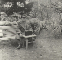 Strýc Otakar Šáda, legionář a dědečkův bratr, v parku v Hořicích