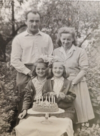 Vlasta se sestrou a rodiči, rok 1963