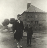 Jan Tomsa s maminkou, první cesta do školy, před vilou, kterou rodiče postavili v Jaroměři Na Ptákách