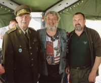 Vladimír Vlk uprostřed, vlevo přítel z vojny generál Procházka, okolo roku 2010