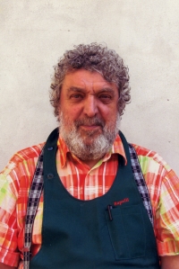 Osmdesátiletý Vladimír Vlk při práci ve své vinárně, fotografie z roku 2016