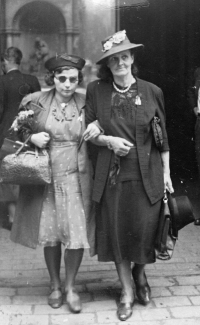 Babička vpravo, Praha, 1932
