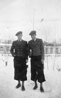 Otec (vlevo) s bratrem v pracovním táboře Rüdersdorf, 1941