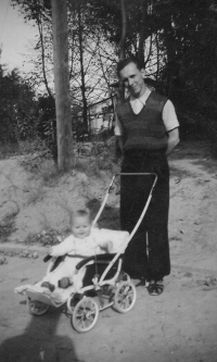 Tatínek s pamětnicí v pracovním táboře Rüdersdorf, Německo, 1943