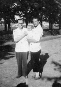 Otec a strýc s malou Karin v pracovním táboře Rüdersdorf, 1944