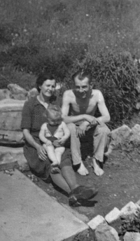 První foto v Československu, pamětnice s babičkou a svým otcem, Beroun, 1946