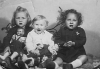 Pamětnice (vlevo) se sestrami Janou a Helenou, 1948